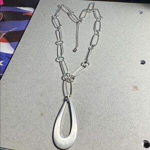 Stylish Silver Necklace with Oval Pendant